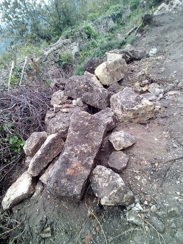 გელათის მონასტრის გალავანი მძიმე ტექნიკით გაანგრიეს