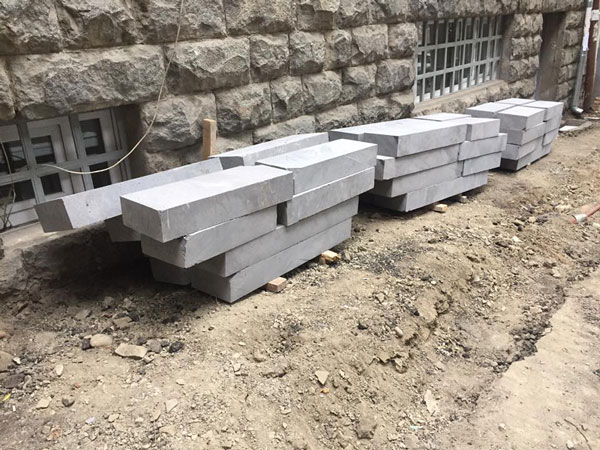 შანიძის ქუჩაზე ხელით გათლილი ბორდიურის ქვები ამოყარეს