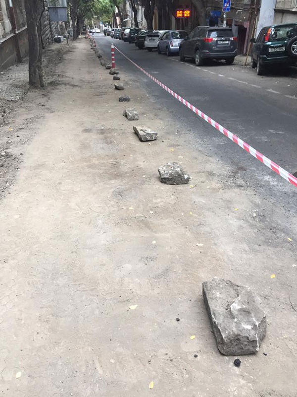 შანიძის ქუჩაზე ხელით გათლილი ბორდიურის ქვები ამოყარეს