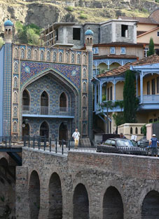 ძველი თბილისის დამახინჯებას ბოლო არ უჩანს