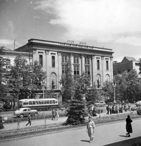 რა ელის კინოთეატრ "რუსთაველს"?