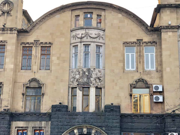 თბილისში ისტორიული შენობიდან სკულპტურები ცვივა