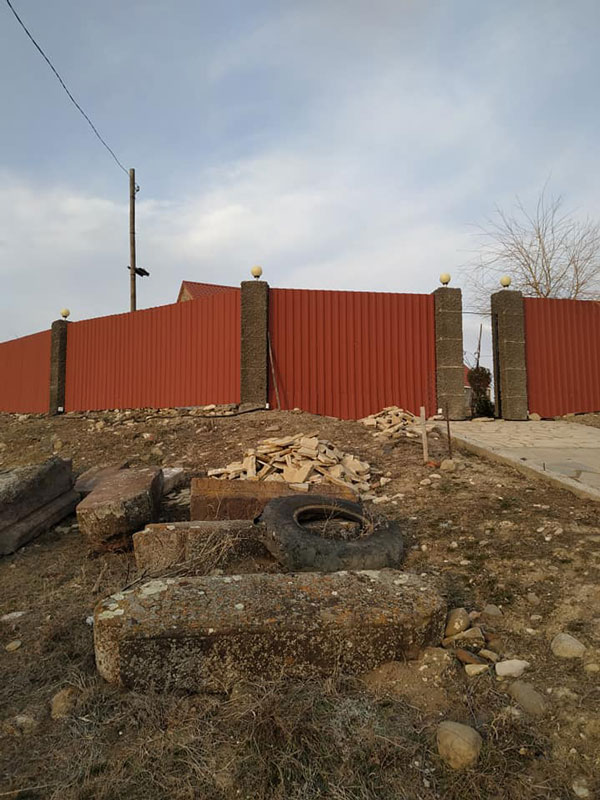 რუისში წინაპართა საფლავები ტრაქტორით მოთხარეს