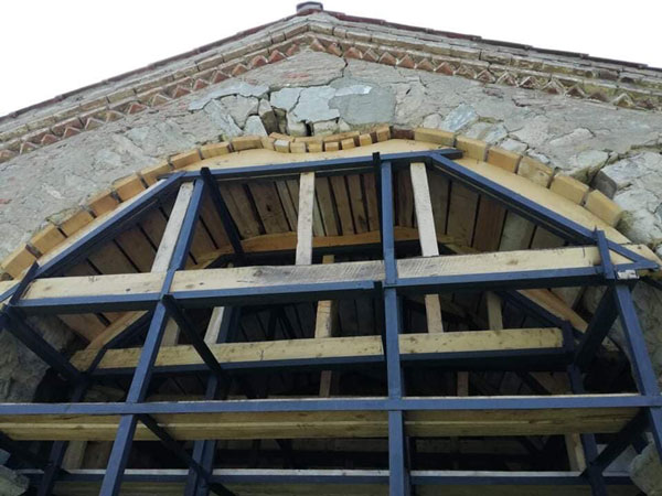 დამახინჯებული იყალთოს აკადემიის ტაძარი