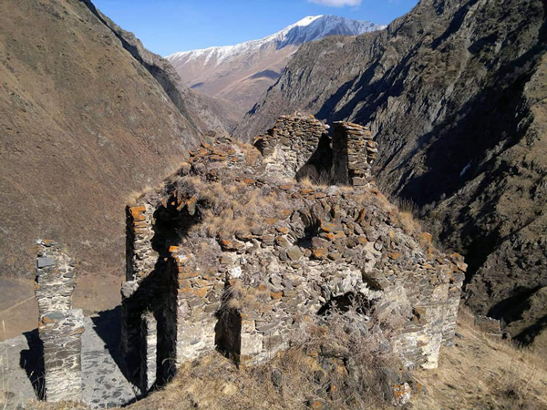 დანგრევისთვის განწირული ეკლესია პირიქითა ხევსურეთში