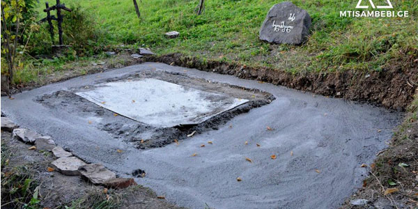 მიხა ხელაშვილის საფლავი ჩააბეტონეს