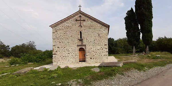 ბულდოზერით ახვეტილი და გადაყრილი საფლავის ქვები